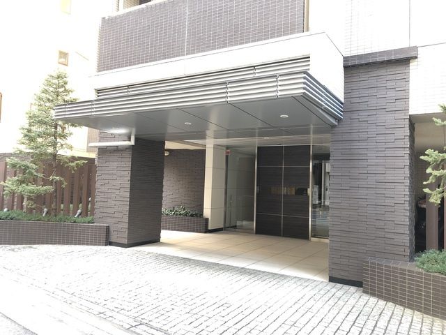 エントランス　落ち着いたエントランスです