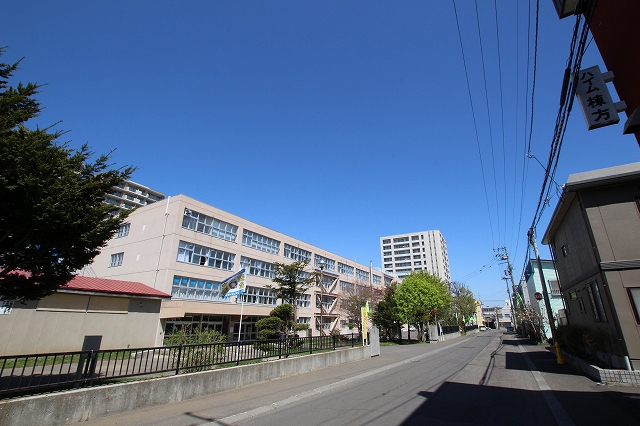 小学校　札幌市立平岸小学校（小学校）まで522m