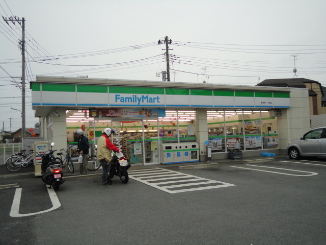 コンビニ　ファミリーマート駒井町一丁目店（コンビニ）まで303m