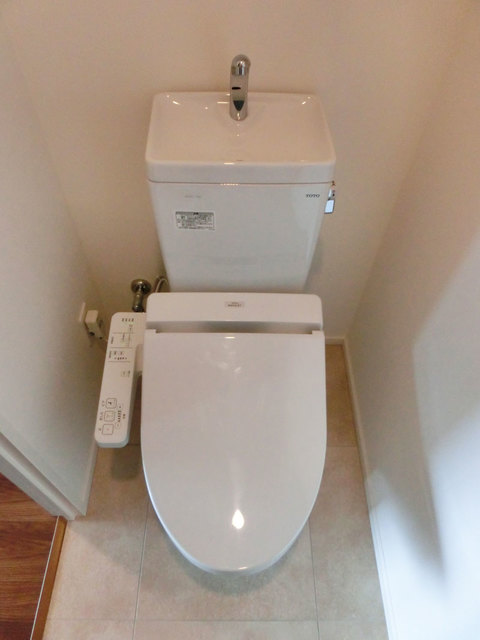トイレ　※写真は同タイプ住戸です。