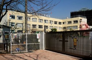 小学校　中野区立桃花小学校（小学校）まで474m