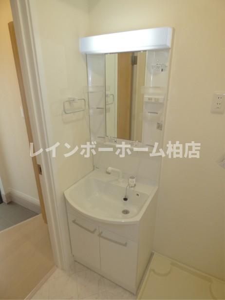 洗面設備　ゆったりとスペースのある洗面所
