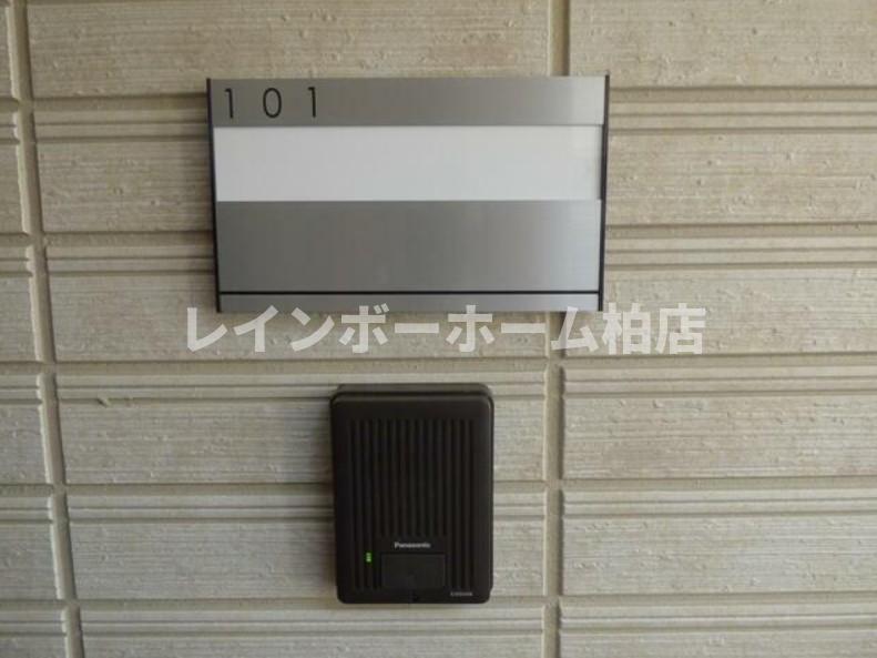 エントランス　玄関前の表札とインターホンです