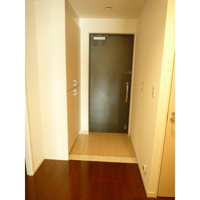 玄関　Bタイプ2010年2月撮影 同タイプ104号室の写真です。