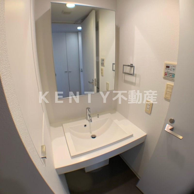 洗面設備　明るい洗面所です