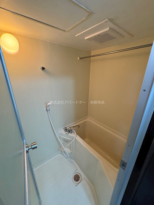 バス・シャワールーム　バスタブもあり、ゆっくりと入浴タイムがとれますね！