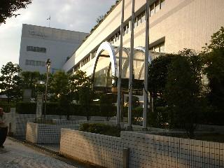 図書館　川西市立中央図書館（図書館）まで380m