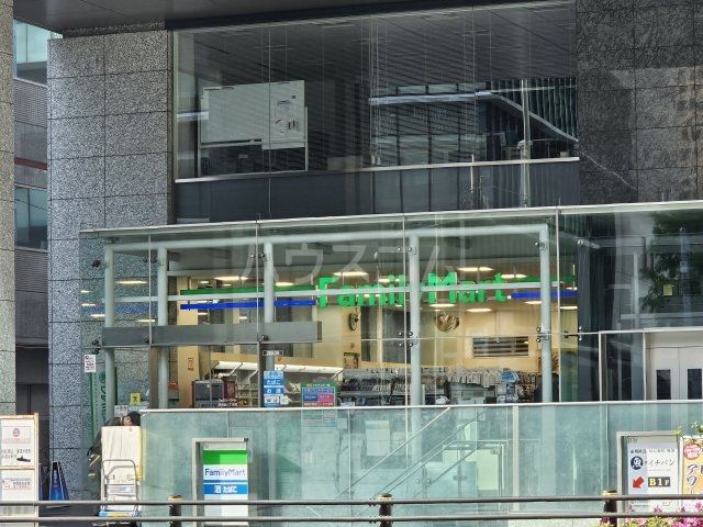 コンビニ　ファミリーマート 西新宿八丁目店（コンビニ）まで761m