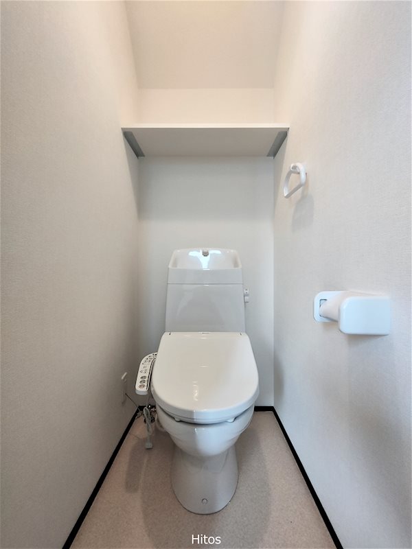 トイレ　温水洗浄便座付きのトイレです。