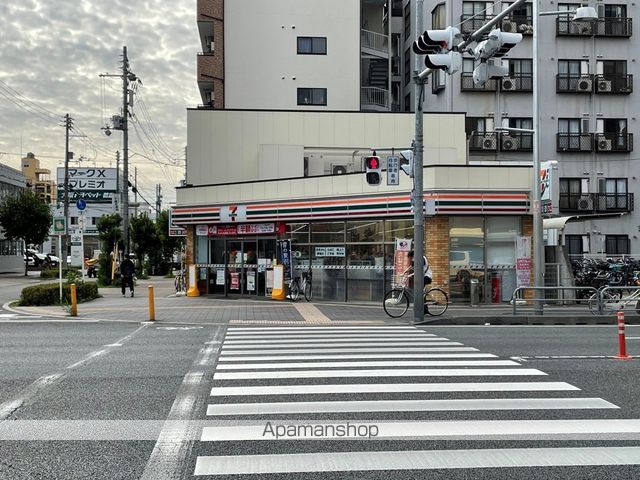 コンビニ　セブンイレブン（コンビニ）まで302m