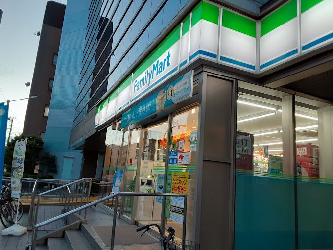 コンビニ　ファミリーマート 辰巳一丁目店（コンビニ）まで334m