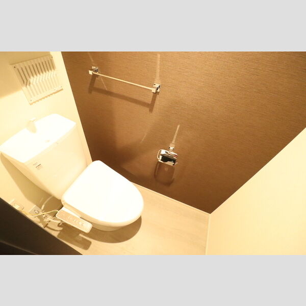 トイレ　※写真は同じマンションの違う部屋のものになります。