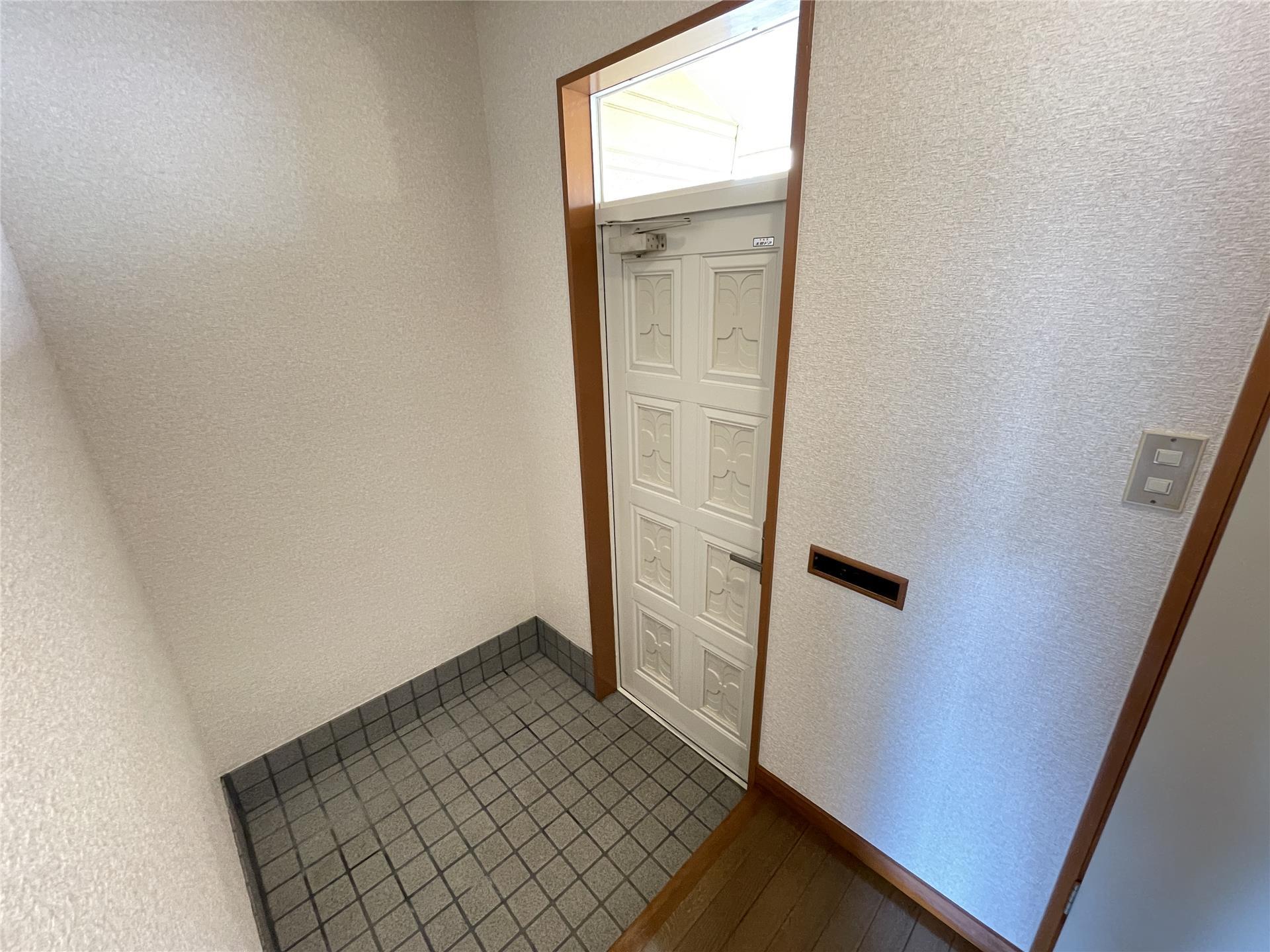 玄関　下駄箱も置けます♪