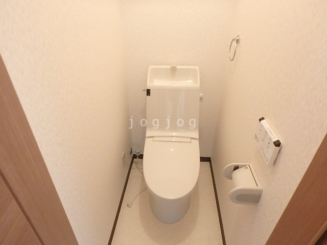 トイレ　嬉しい温水洗浄便座付きのトイレです。