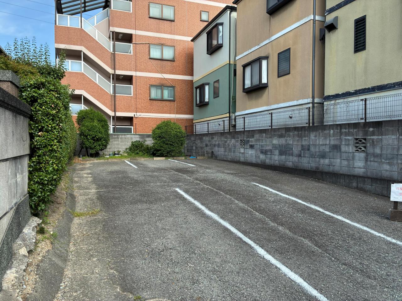 建物外観　西側　外観と近隣駐車場
