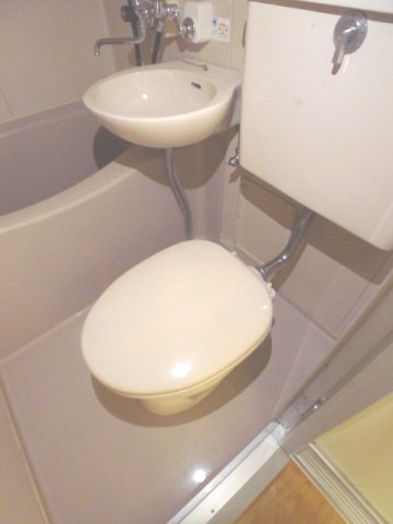 地下鉄名港線 六番町駅 徒歩9分 4階建 築41年のトイレ写真