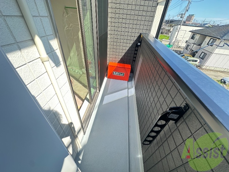 バルコニー　バルコニー。洗濯物がはかどりそうな広さがありますよ。