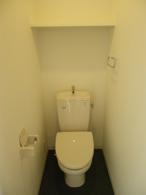 トイレ　個室タイプ・上部棚付のトイレです