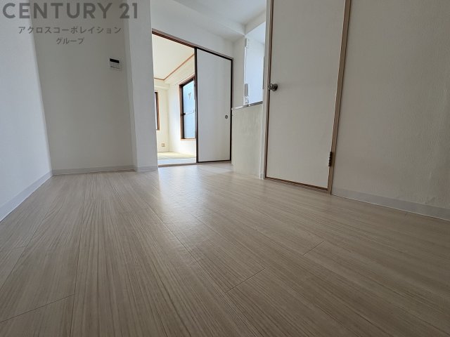 居室・リビング　床が明るい色合いで、とても綺麗です！