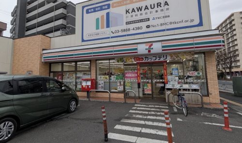 コンビニ　セブンイレブン 足立西新井栄町3丁目店（コンビニ）まで1037m