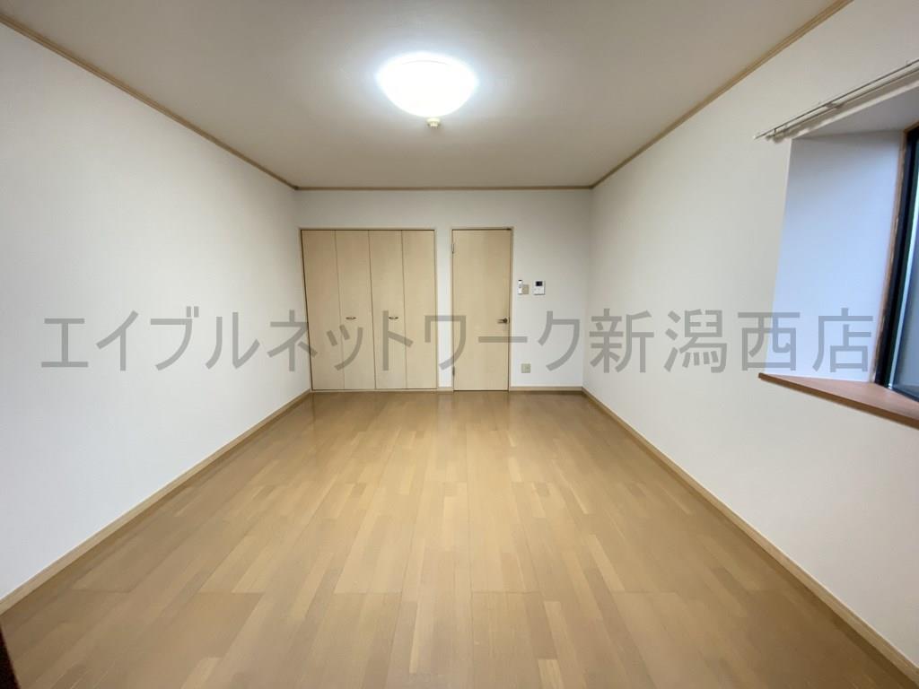 サンロイヤル寺尾IIの居間写真