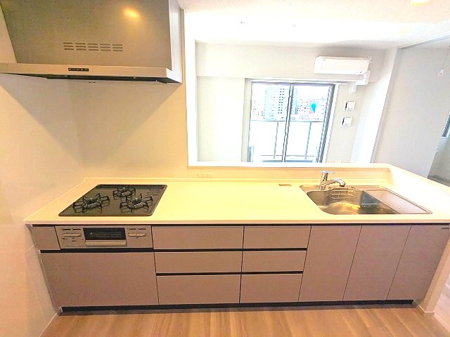 キッチン　グリル付ガス3口システムカウンターキッチン、広々作業台、瀟洒