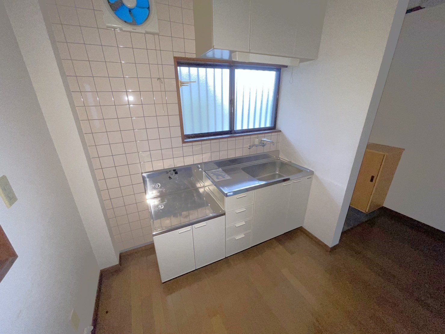 キッチン　窓付きキッチンで喚起〇ガスコンロ対応！