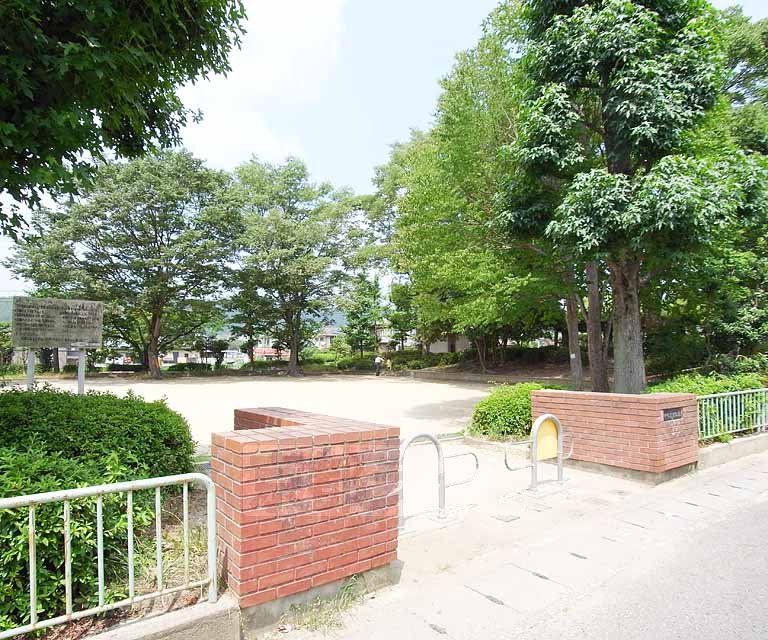 【京都市左京区岩倉花園町のアパートの公園】