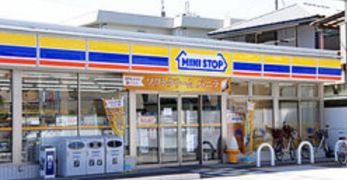 コンビニ　ミニストップ三ツ沢下町店（コンビニ）まで924m