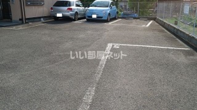 【東大阪市西石切町のマンションの駐車場】