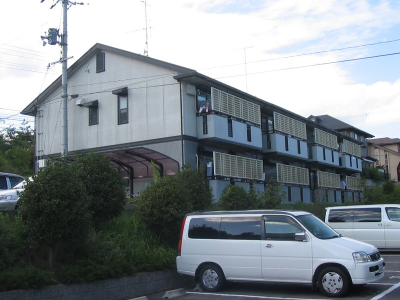 奈良市学園中のアパートの建物外観