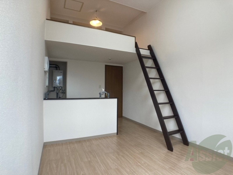 居室・リビング　８帖の洋室です。広々として、きれいですね。