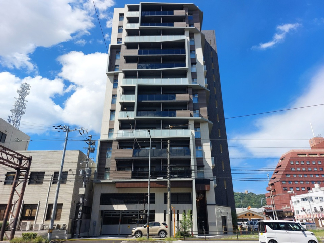 松山市宮田町のマンションの建物外観