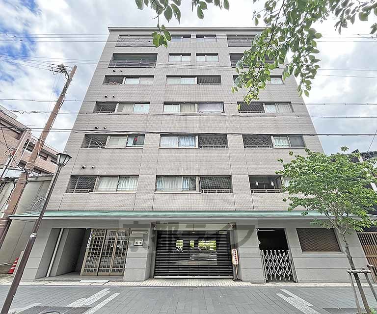 京都市下京区材木町のマンションの建物外観
