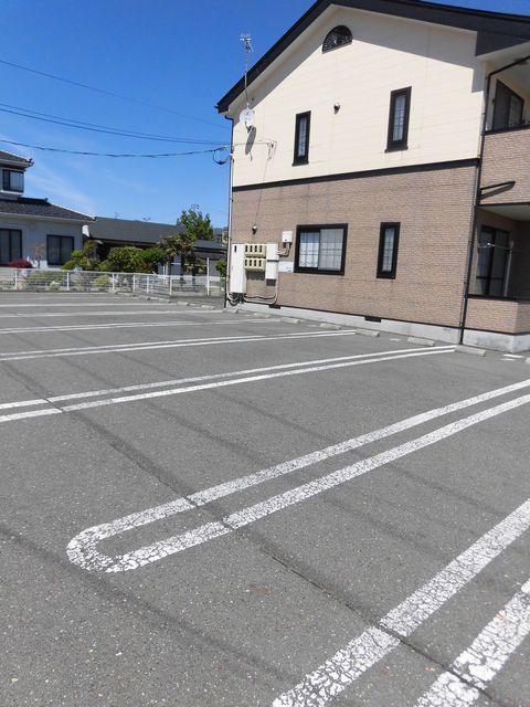 【由利本荘市石脇のアパートの駐車場】