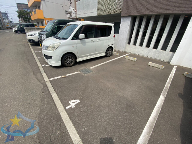 【札幌市白石区菊水七条のマンションの駐車場】