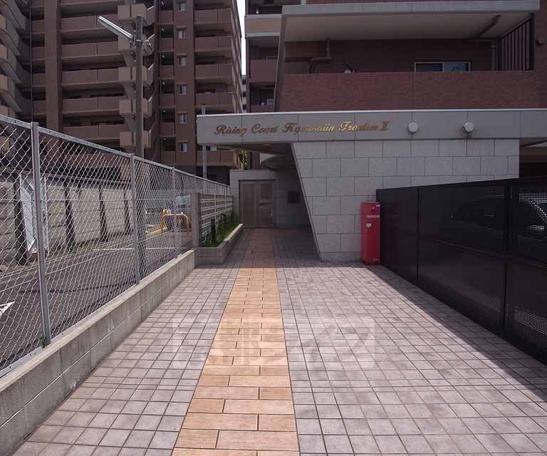 【京都市下京区西七条比輪田町のマンションのエントランス】