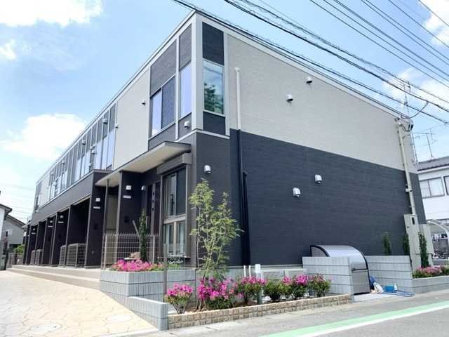 吉川市中曽根のアパートの建物外観