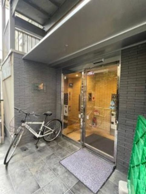 【新宿区早稲田南町のマンションのエントランス】