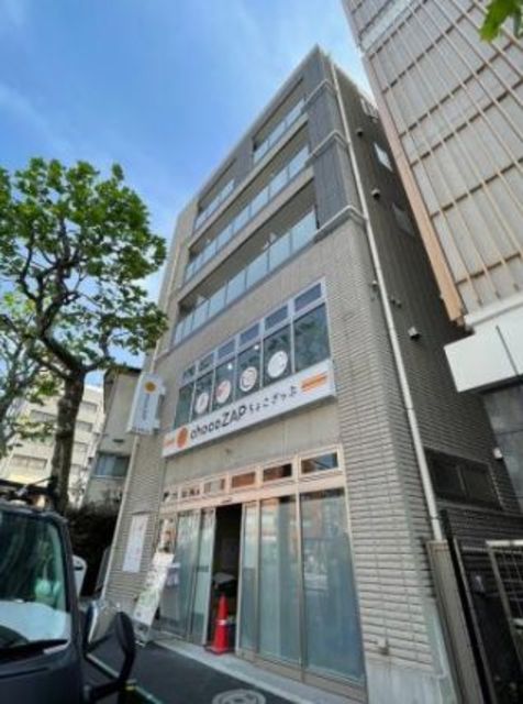 【新宿区早稲田南町のマンションの建物外観】