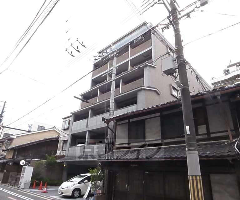 【京都市下京区本上神明町のマンションの建物外観】