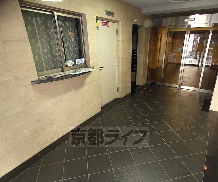 【京都市下京区本上神明町のマンションのエントランス】