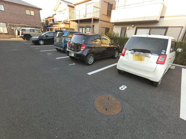 【成田市不動ケ岡のマンションの駐車場】