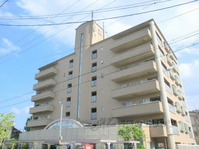 京都市下京区西七条東御前田町のマンションの建物外観