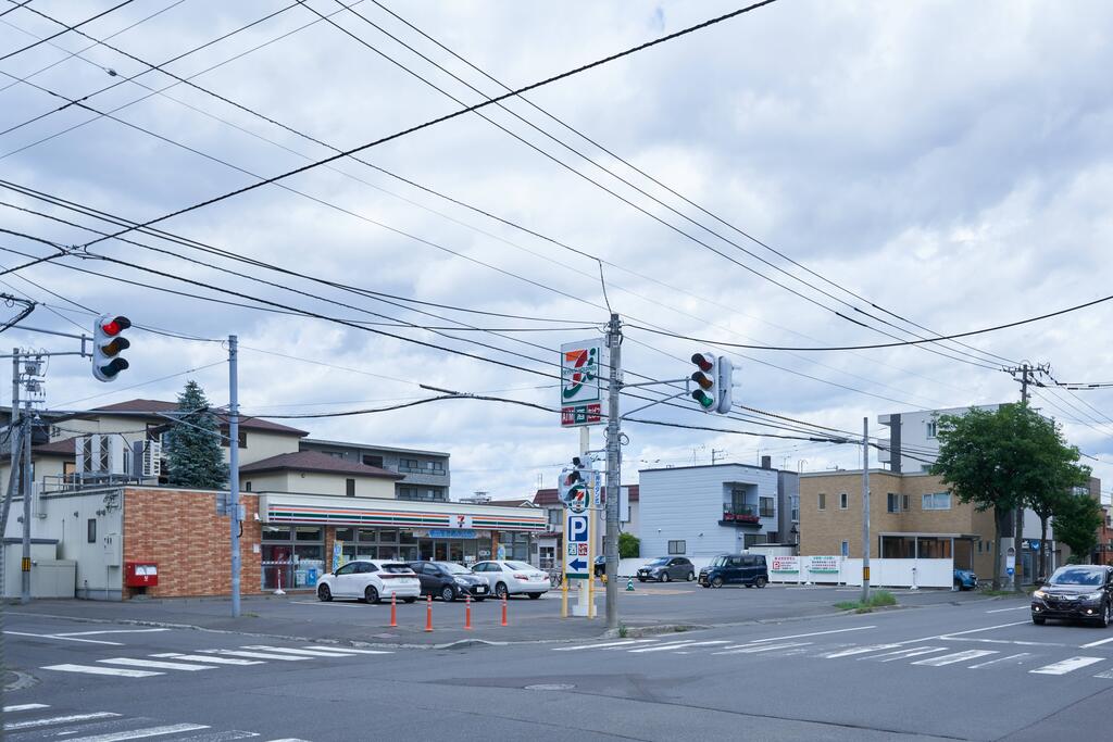 【札幌市中央区宮の森三条のマンションのコンビニ】