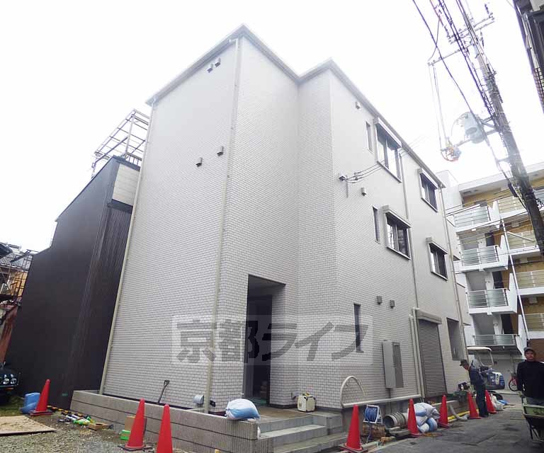 【京都市下京区中堂寺庄ノ内町のアパートの建物外観】