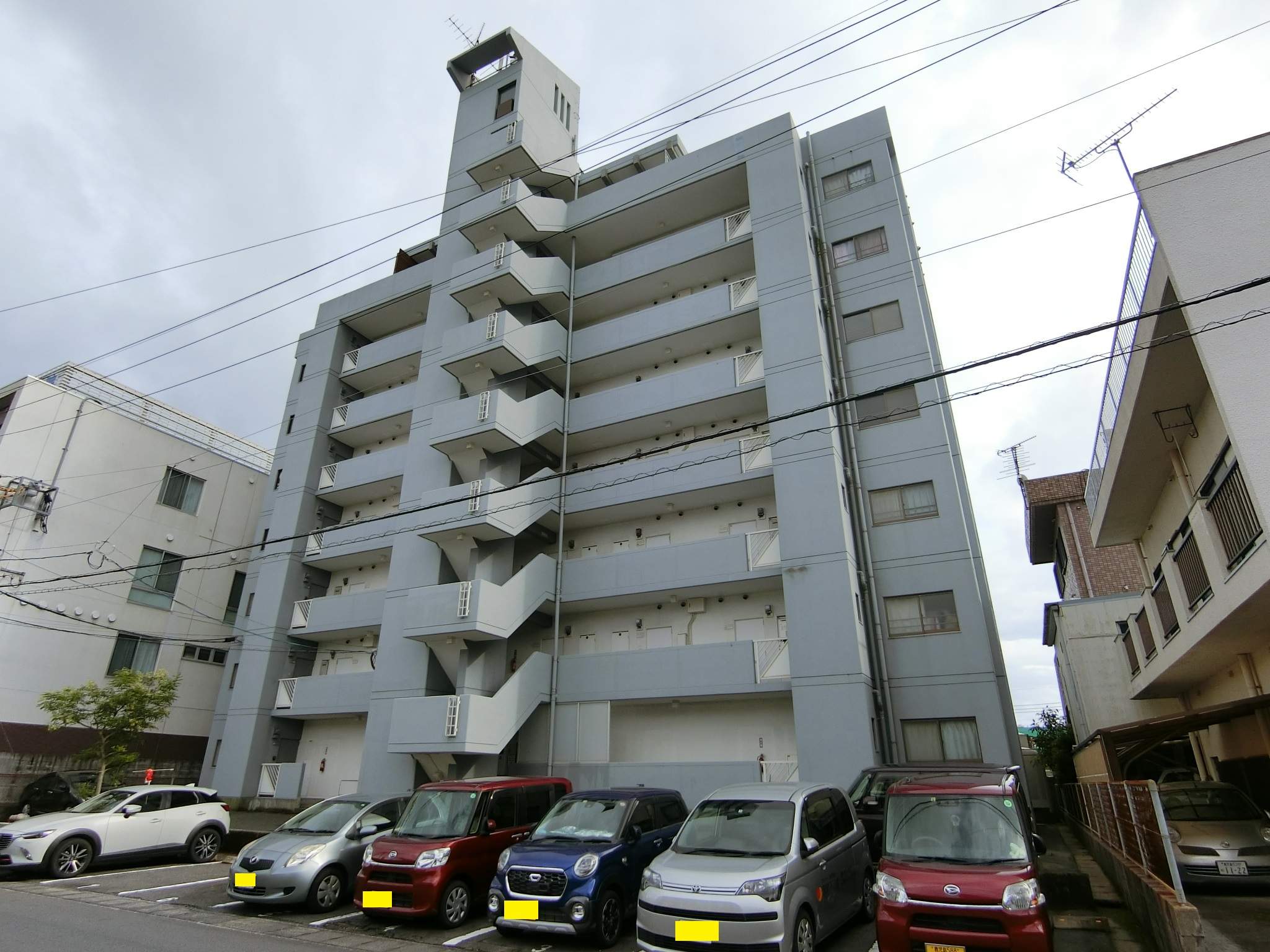 【鹿児島市東郡元町のマンションの建物外観】