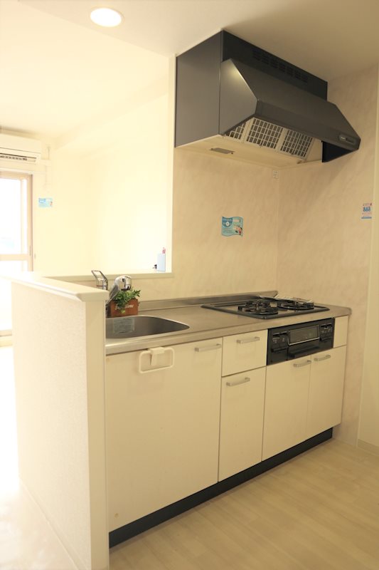 キッチン　3口コンロのシステムキッチン