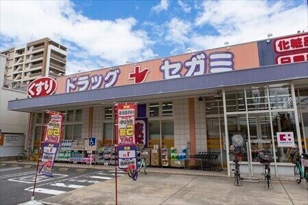 ドラックストア　ドラッグセガミ関目店（ドラッグストア）まで65m