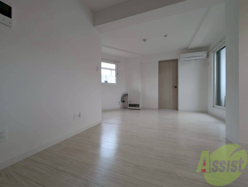 居室・リビング　木目のフローリングは落ち着きのある印象のお部屋になりますね。